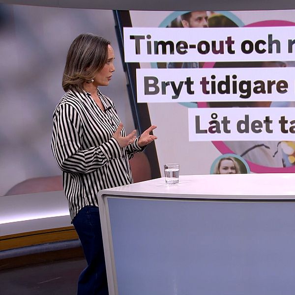 En intervju i en tv-studio där två personer diskuterar.