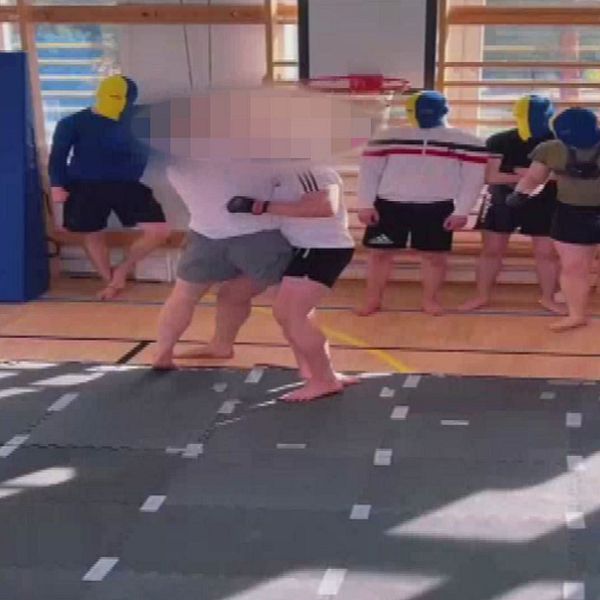 Delad bild. Vänster: brottning i idrottshall. Höger: två personer samtalar utomhus.