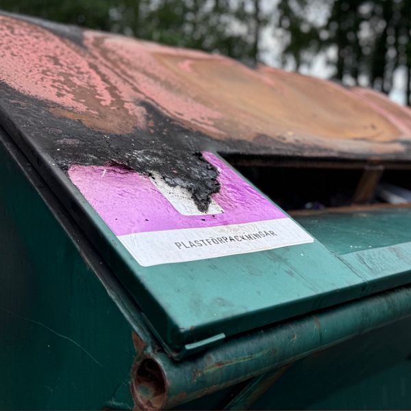 Uppbrunnen container och en bild på kommunpolis Mikael Sjöbrink framför polishuset i Eksjö.