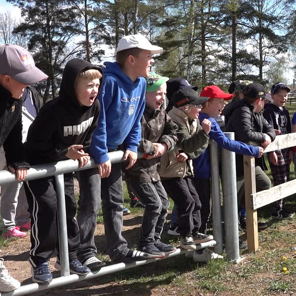 Delad bild. Till vänster: barn står vid ett staket utomhus. Till höger: två personer samtalar.