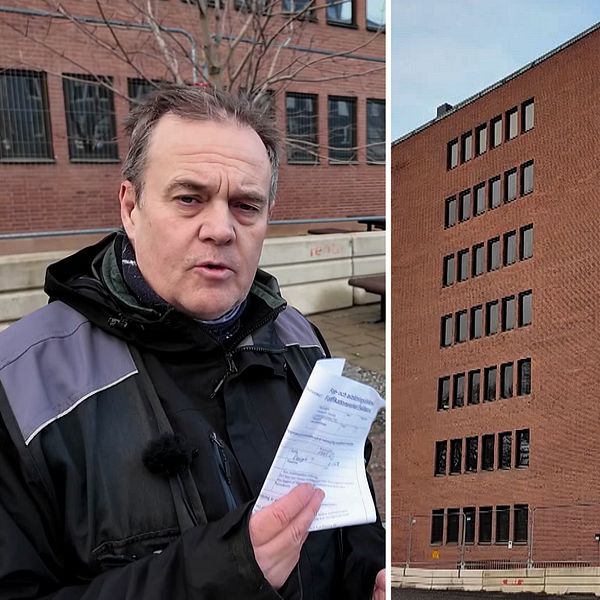 En person i en svart jacka håller i ett papper på vänster sida, medan den högra sidan visar en röd tegelbyggnad med fönster och skylten ”Tullgatan 8”. I förgrunden finns trafikmärken för gång- och cykelöverfart.