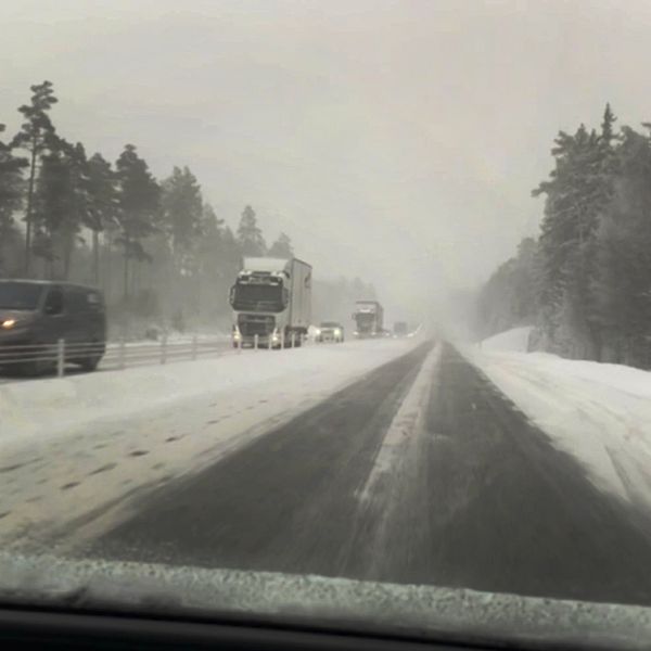 Meteorolog Pererik Åberg på SVT berättar om varningar från SMHI om kraftigt snöfalll i Värmland och Dalsland samt halka i delar av Halland och Västsverige