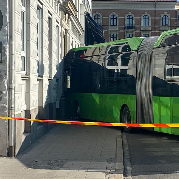 Buss som kört upp för en trottoar och in i en husbyggnad i Malmö.