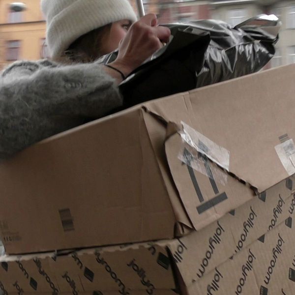 Till vänster ses en person som håller i en svart soppåse som balanserar ovanpå en stor, öppen kartong på en transport samtidigt som de kör förbi byggnader. Till höger är en person som sitter i ett rum med naturligt ljus som strålar in genom ett fönster i bakgrunden, omgiven av växter.
