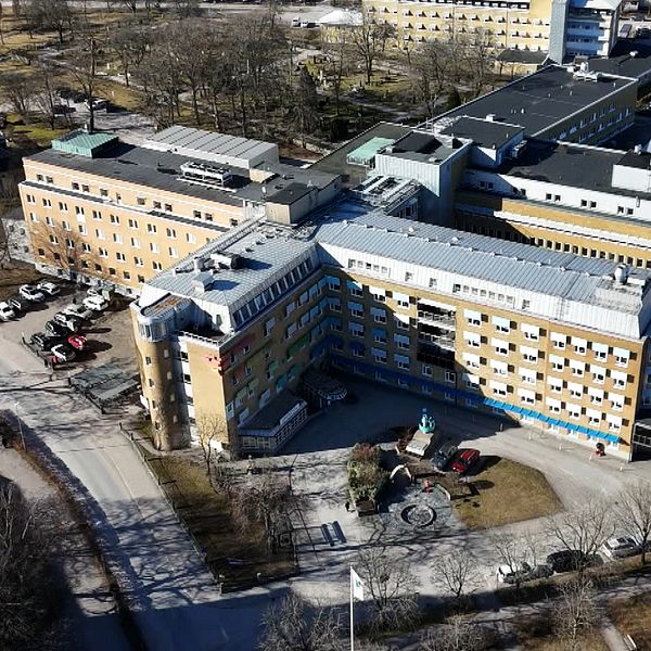 Tvådelad bild. Till vänster: flygvy över sjukhuset i Ljungby.