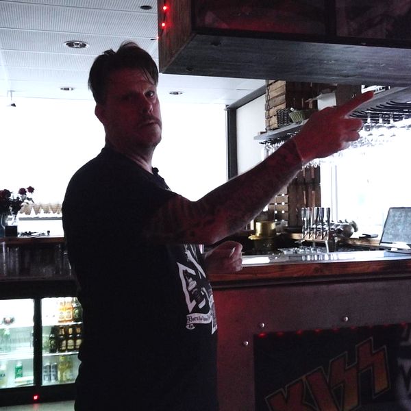 Delad bild. Till vänster: person pekar inne på restaurang. Till höger: hand håller upp dokument.