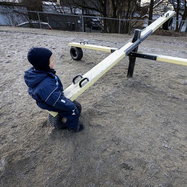 Bild på barn på lekpark.