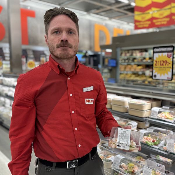 En anställd i en livsmedelsbutik håller i en förpackning med marinerad lax. Till höger visas en närbild på förpackningen där en etikett med priset 39,95 kronor syns tydligt.