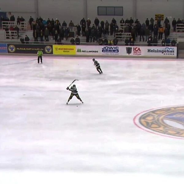 En delad bild med två sektioner: den vänstra visar en hockeymatch på is, där spelare i gröna och gula tröjor är i spel medan publiken sitter på läktaren, och den högra sektionen visar en närbild av en hockeyspelare iklädd hjälm och matchtröja med sponsormärken.