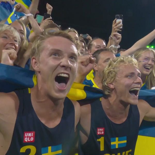 David Åhman och Jonatan Hellvig firar segern i OS-finalen i beachvolley i Paris 2024