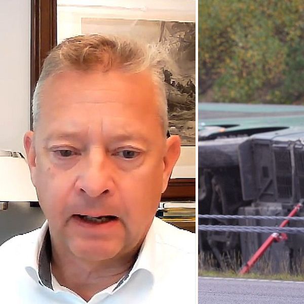 Jonas Bäckstrand kommenterar bussolyckan, bredvid en vält buss och räddningspersonal