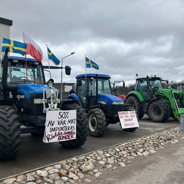 Flera traktorer med plakat bredvid varandra för att protestera mot de nya EU-lagarna.