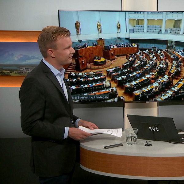 Suomen politiikkaa seuraava toimittaja Matias Åberg ja juontaja Olli Hörkkö keskustelevat Suomen hallituksen tilanteesta SVT:n studiossa Tukholmassa.