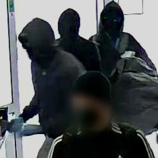 Fyra personer går in i butiken på Notviken med masker och huvtröjor.