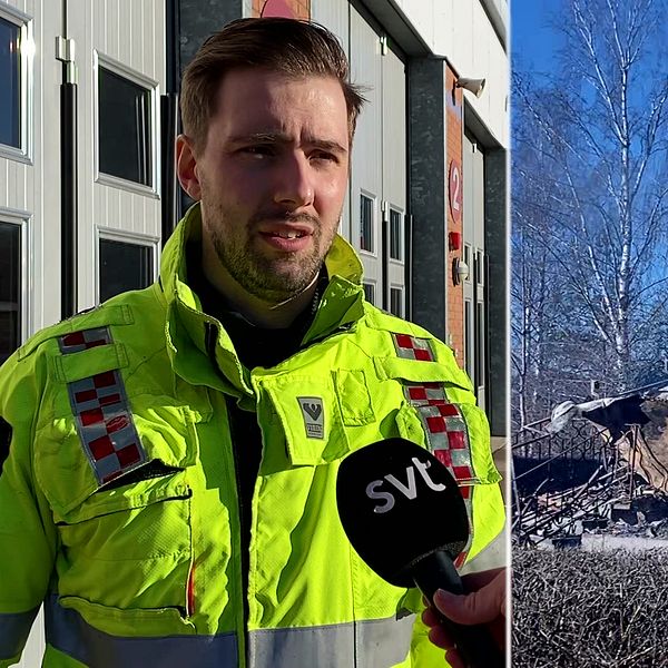 Delad bild: Till vänster visas en person i en gul säkerhetsjacka med en SVT-mikrofon framför sig. Till höger ses en ödelagd byggnad med resterande skorsten och ruiner, samt träd och buskar i förgrunden.