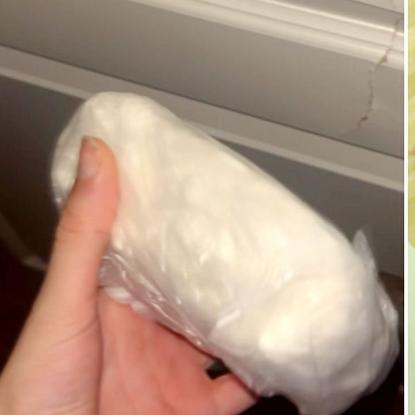 Kvinnan håller i ett stort paket med vitt pulver samt en blurrad selfie när hon sjunger.