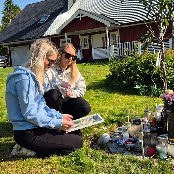 Två tjejer som sitter vid en minnesplats. En bild på tre unga tjejer som dansar.