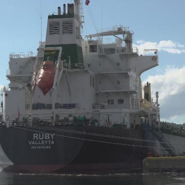 Till vänster, fartyget MV Ruby, till höger Mattias Lindholm, presstalesperson på Kustbevakningen.