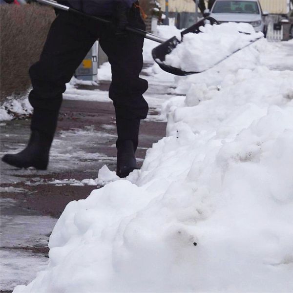 en person som röjer snö och en man i kort hår