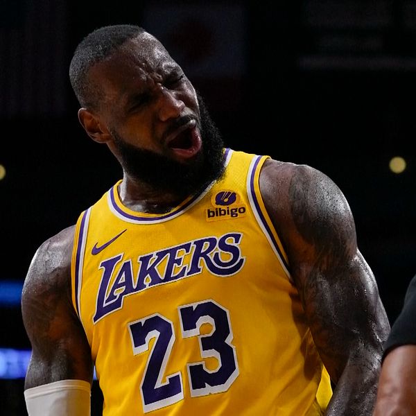 Det spekuleras i att Lebron som har en möjlighet att bryta sitt kontrakt med Lakers i sommar vill kunna spela tillsammans   med sin äldsta son Bronny.