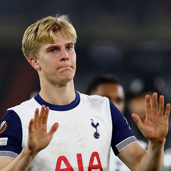 Tvådelad bild. Vänster: Fotbollsspelare i Tottenhamtröja. Höger: Person vid presskonferens.