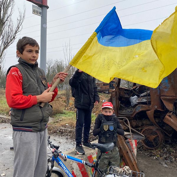 En pojke utanför Cherson viftar med en Ukrainsk flagga, Daniel Grahn är generalsekreterare för Erikshjälpen.