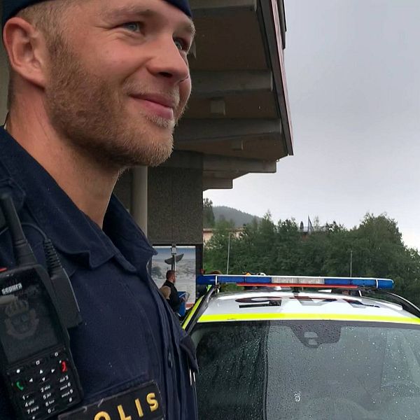Splitbild. Till vänster en ung polis vid en polisbil. Till höger downhillcyklar.