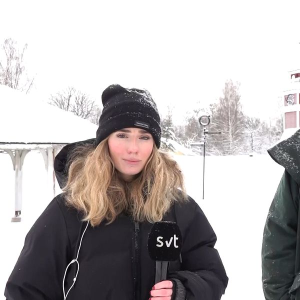 Kvinna och man utomhus i snö