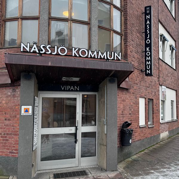 En delad bild som visar två sektioner. Den vänstra sektionen visar ingången till Nässjö kommunhus med en skylt som anger namnet och en dörr. Den högra sektionen visar en kvinna i en intervju eller diskussion, med fokus på hennes överkropp och ansikte (delvis otydlig).