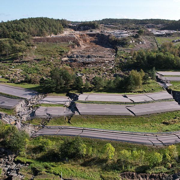 Tvådelad bild: Skredet i Stenungsund och dokument som visar beräknade säkerheter mot skred, där en del av texten är understruken med gul penna.