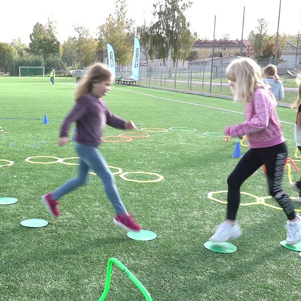 Barn som hoppar på en fotbollsplan under idrottens dag i Sandviken.