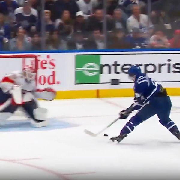 Delad bild. Till vänster: hockeyspelare skjuter puck. Till höger: spelare i blå hjälm sitter på bänken.