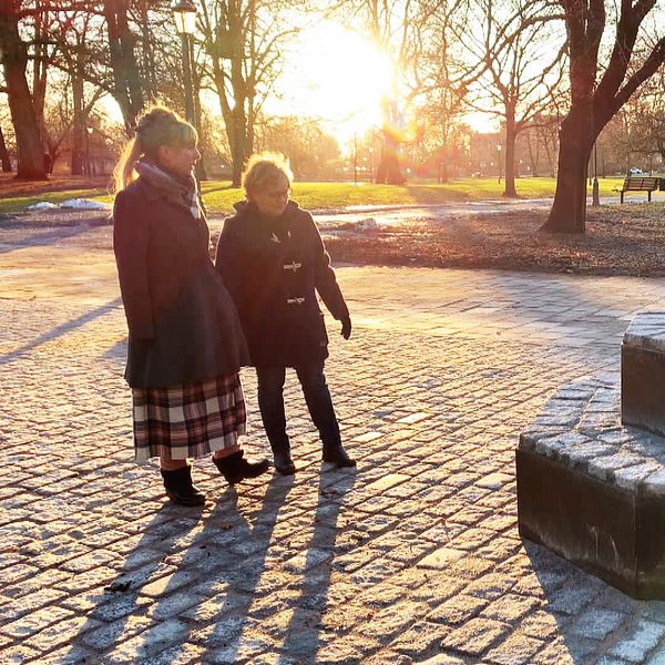 Två kvinnor i Vasaparken vid en ny eventyta