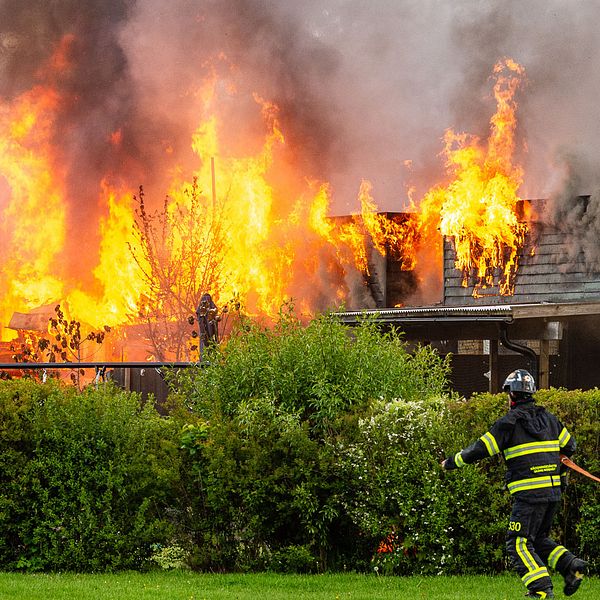 Delad bild. Till vänster: brandmän vid ett hus i full brand. Till höger: brandman med hjälm och kamera.