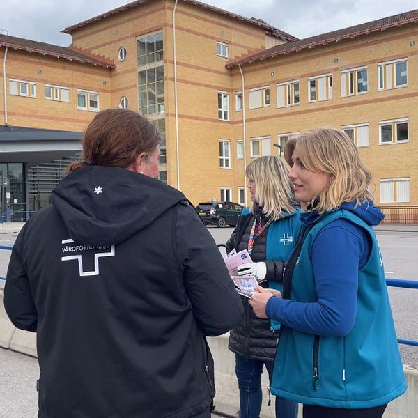 Bild på personer som står i grupp utanför Universitetssjukhuset i Linköpings med Vårdförbundets jackor på sig och porträtt på kvinna i stadsmiljö.