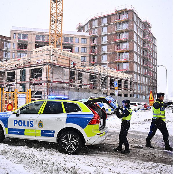 Till vänster utanför byggarbetsplatsen med en polisbil framför, till höger den kraschade hissen i rött