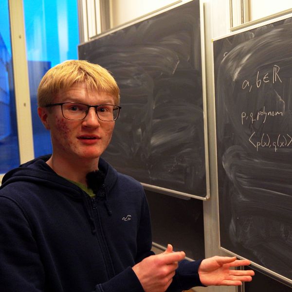 Simon Bryntse, 16, pekar på en ekvation på Ångströmslaboratoriet i Uppsala där han studerar matematik på universitetet.