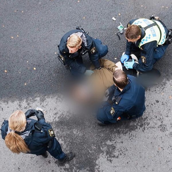Delad bild. En blurrad person ligger på en asfalterad gata. Runt personen står fyra poliser.