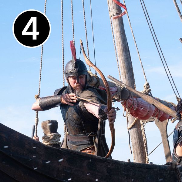 Matt Damon som Odysseus ombord på ett skepp i strid