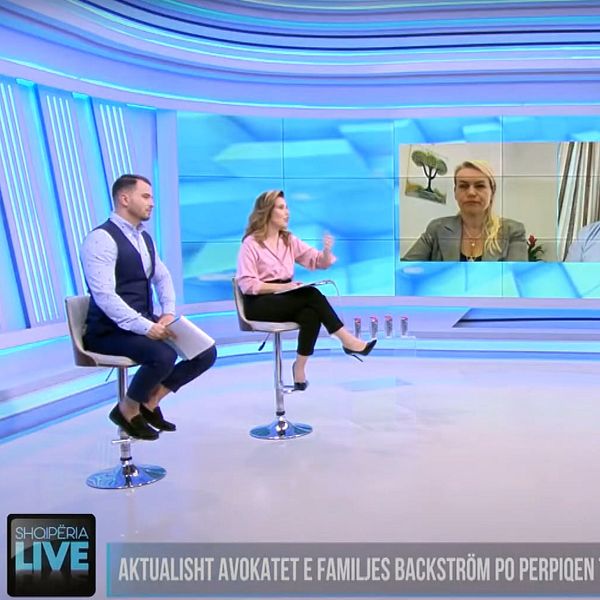 Albansk tv-studio med skärmar