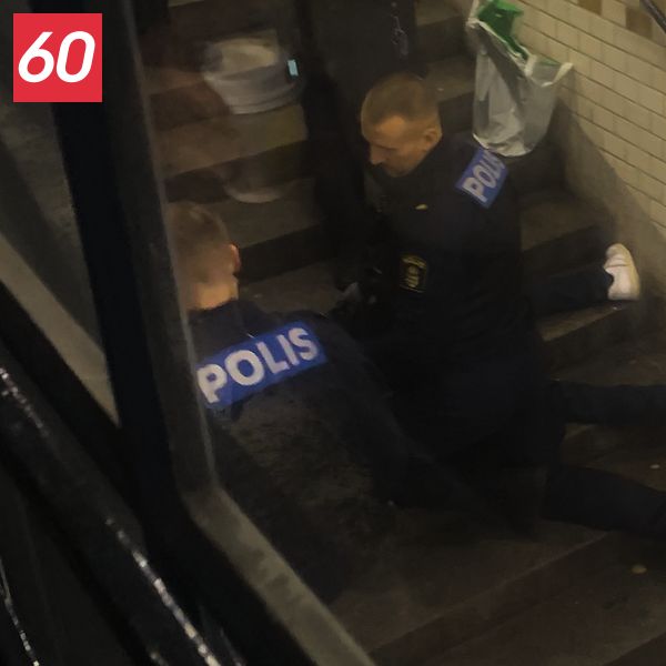 Två poliser ingriper mot en person i en trappa på Lunds centralstation.