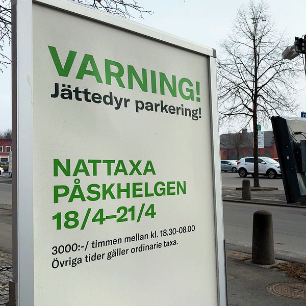 En splittbild med en varningsskylt vid en parkering på vänster sida och en leende ung kvinna på andra