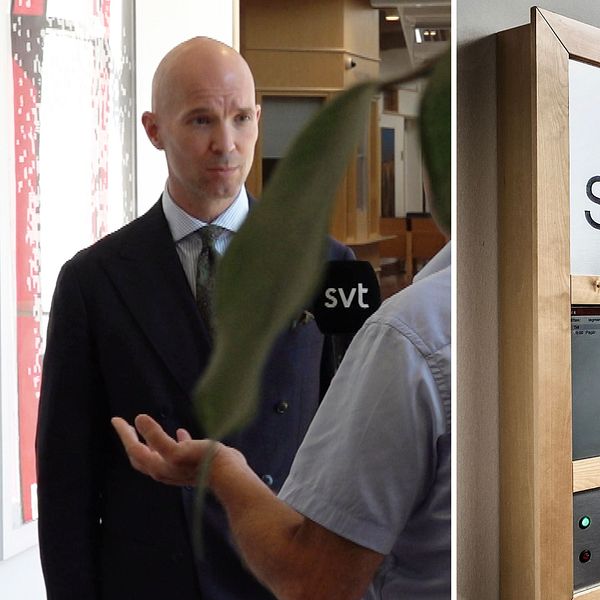 Man som står och blir intervjuad, dörr till tingsrättssal