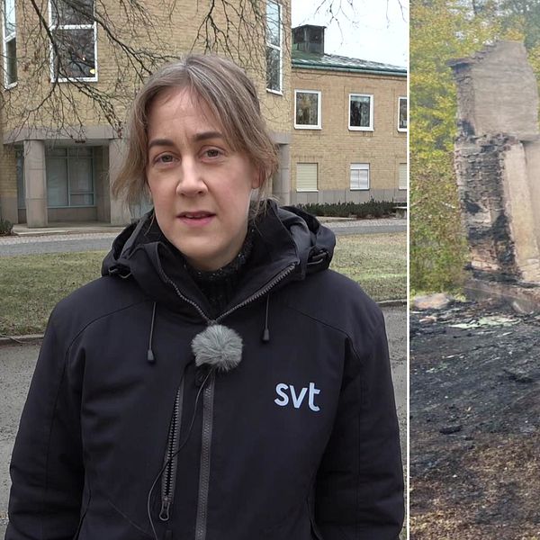 En delad bild med två sektioner. Den vänstra delen visar en person klädd i en svart jacka med ”SVT” tryckt på. Den högra delen visar rester av en nedbrunnen byggnad, med synliga skorstensrör och omgivande skog.
