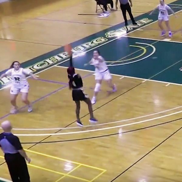 Delad bild. Vänster: Basketmatch med spelare i action. Höger: Person i Lesley University-tröja.