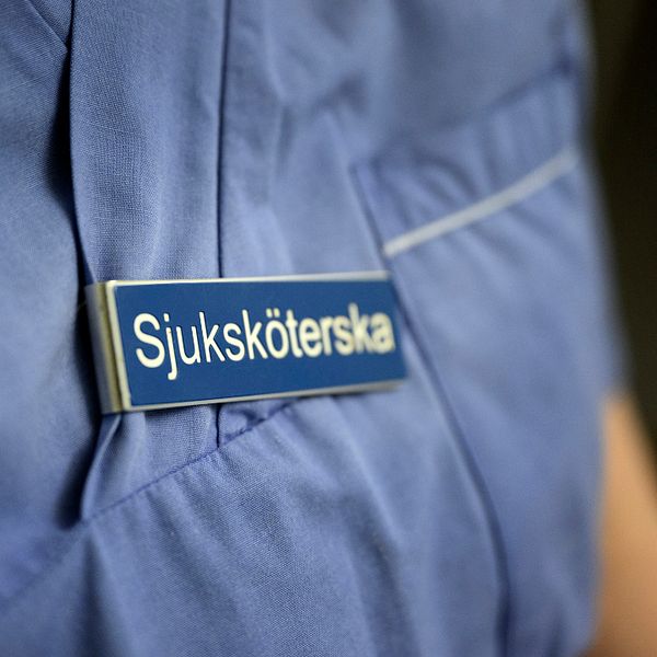 Närbild på sjuksköterskeskylt, och bild på Mike Schneider, man med kort grått hår och glasögon som tittar in i kameran.