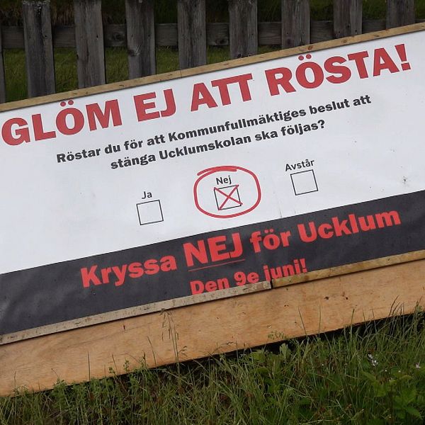 Skylt som uppmanar till att rösta nej gällande en skolnedläggning i Ucklum i Stenungsunds kommun. Och en bild på en som röstade.