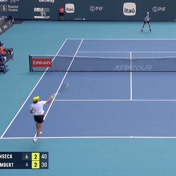Delad bild. Vänster: Tennismatch pågår. Höger: Idrottare i vit tröja och gul keps.