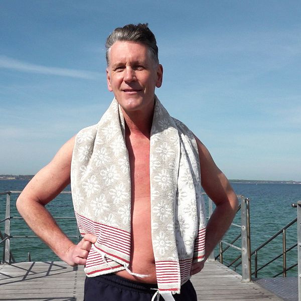 Delad bild. Till vänster: man med handduk på brygga. Till höger: person hoppar i vattnet.