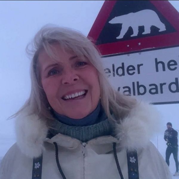 Anna-Lena Ekeblad står vid en skylt med en isbjörn på.